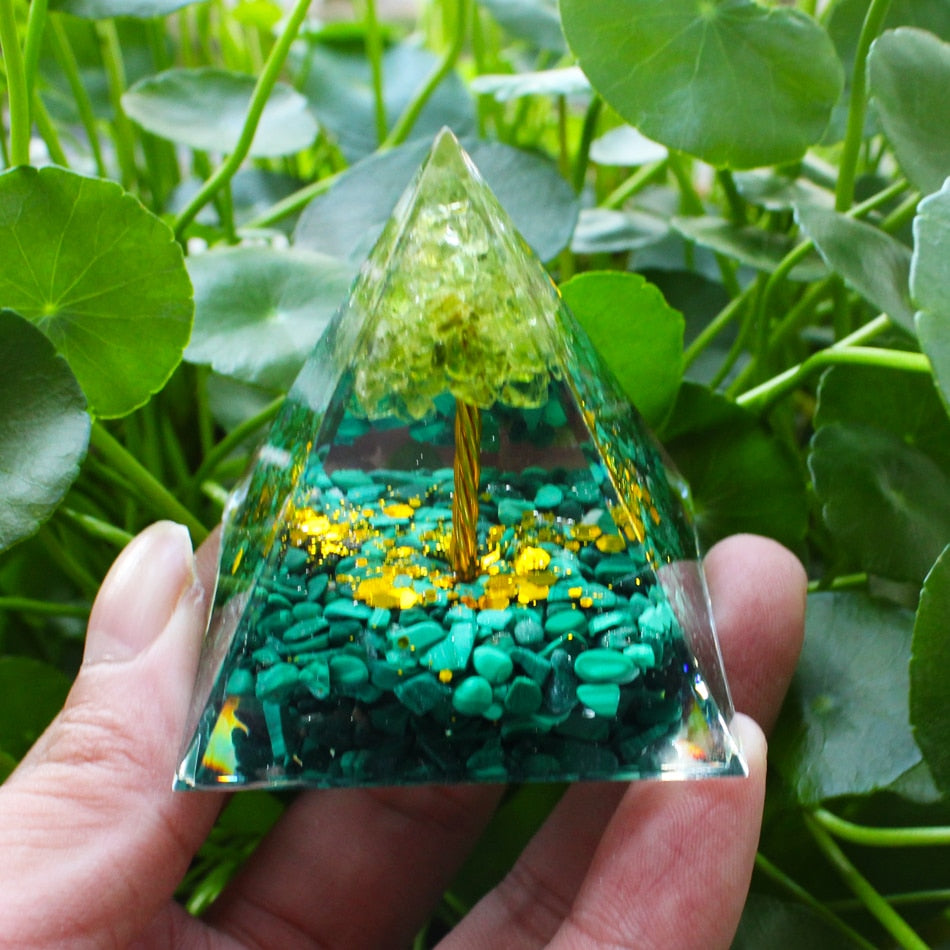 Pyramide en Orgonite Améthyste Péridot : Cristal de Guérison pour la Méditation et Décoration Maison