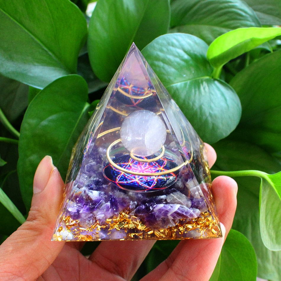 Pyramide en Orgonite Améthyste Péridot : Cristal de Guérison pour la Méditation et Décoration Maison