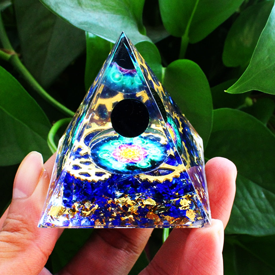 Pyramide en Orgonite Améthyste Péridot : Cristal de Guérison pour la Méditation et Décoration Maison